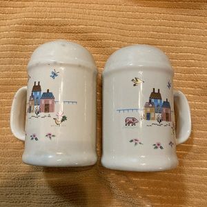 Vintage salt n pepper shakers